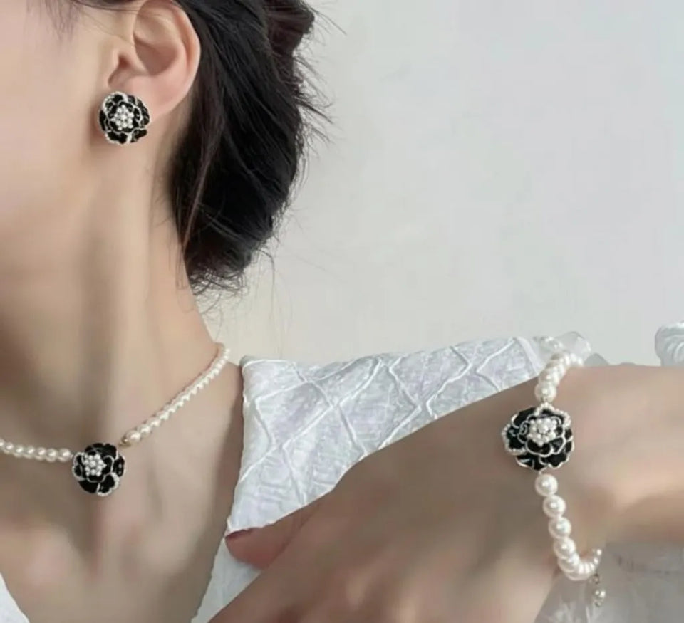 Elegant Black White Flower Necklace Set 4 Pcs Alloy