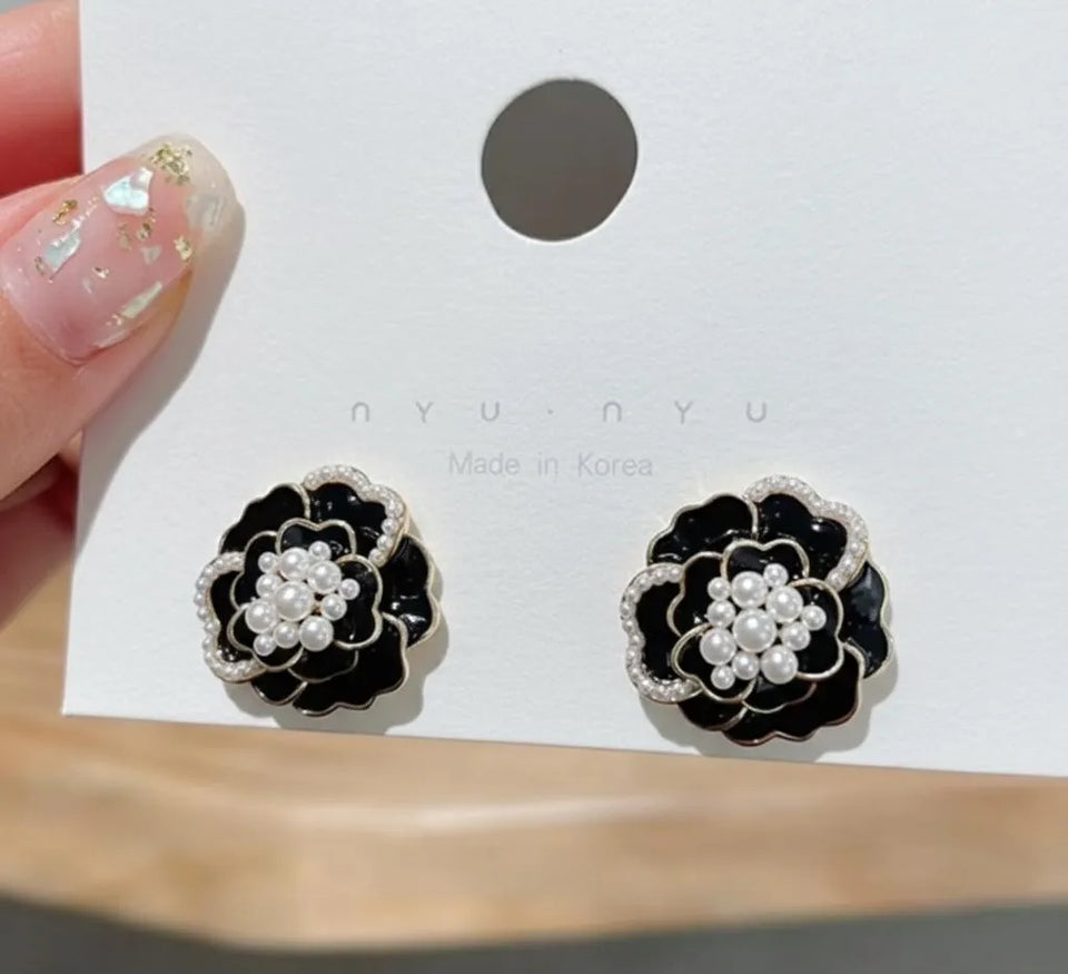 Elegant Black White Flower Necklace Set 4 Pcs Alloy