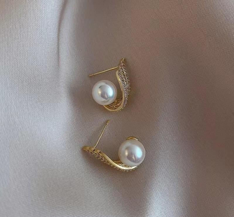 Elegant Pearl Stud Earrings Gold Alloy Partywear